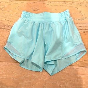LULULEMON 4 INCH HIGH-RISE SIZE 2 HOTTY HOT SHORTS
